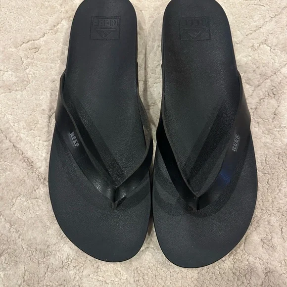 Reef Cushion Court Black Sandals! The cutest little flip flop 🩴 and so comfy! - Picture 2 of 5